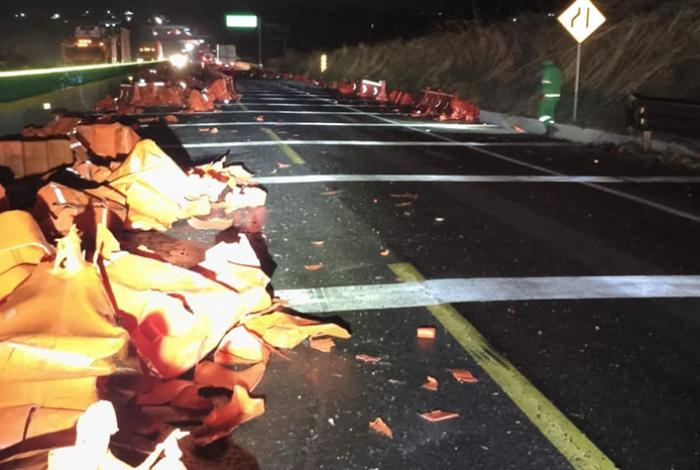 Tractocamión choca contra barrera de contención en el tramo de carriles ampliados de la Siglo XXI