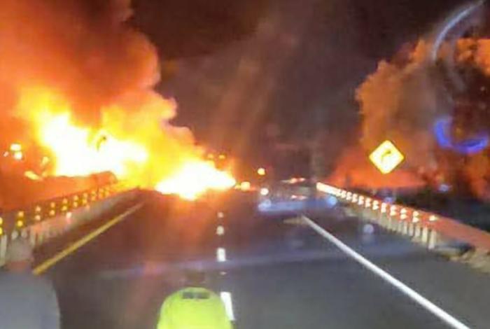 Tractocamión se incendia tras volcar en la México-Guadalajara