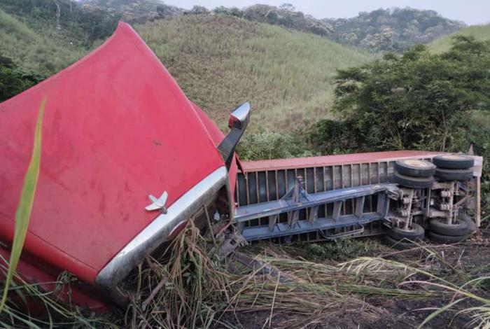 Tractocamión se sale del camino en la autopista Siglo XXI; su chofer ileso