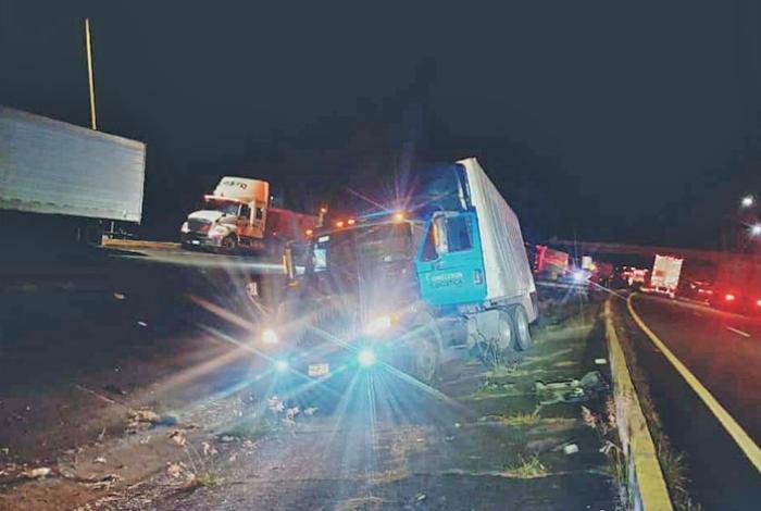Tractocamión sin frenos cae a cuneta central de la autopista de Occidente, cerca de la caseta de Panindícuaro