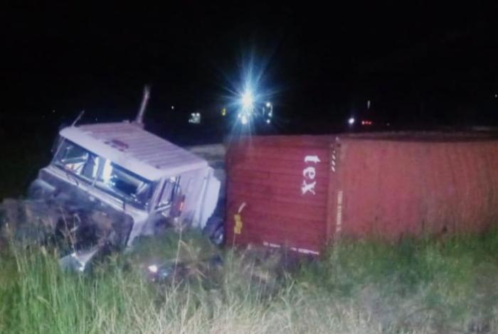 Tractocamión sin frenos se accidenta en la autopista México-Guadalajara, en Copándaro