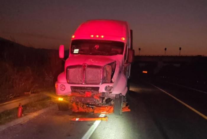 Tractocamión sufre percance en la autopista Siglo XXI; no hubo lesionados graves