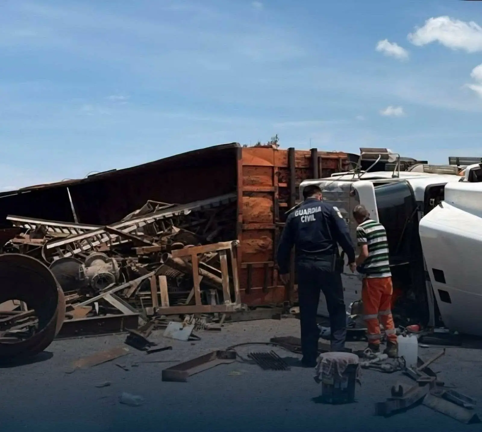 Tractocamión termina volcado en la Morelia-Salamanca