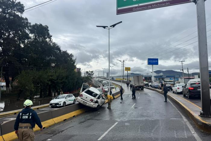 Tractocamiones chocan auto y lo proyectan contra muro divisorio en Morelia