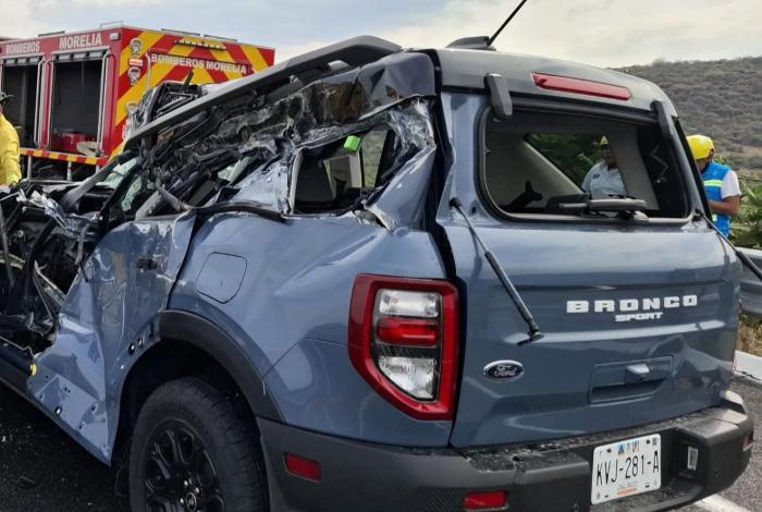 Trágico accidente deja dos personas pr3nsadas en camioneta impactada por un tráiler