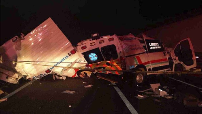 Trágico accidente entre ambulancia y tráiler en la autopista Laredo