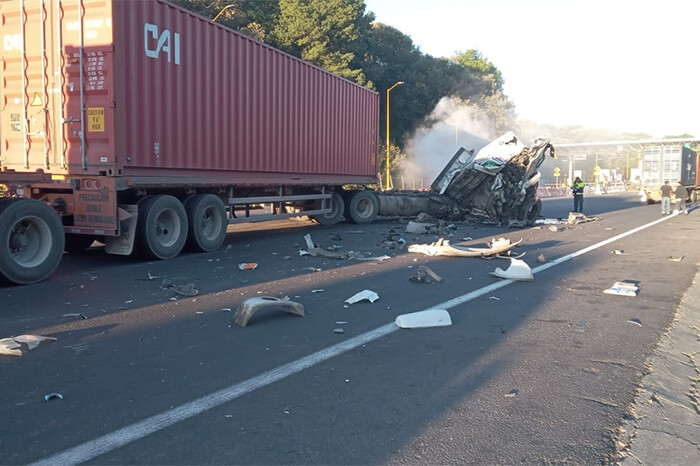 Tráiler acaba con la cabina destrozada en aparatoso accidente en la Siglo XXI