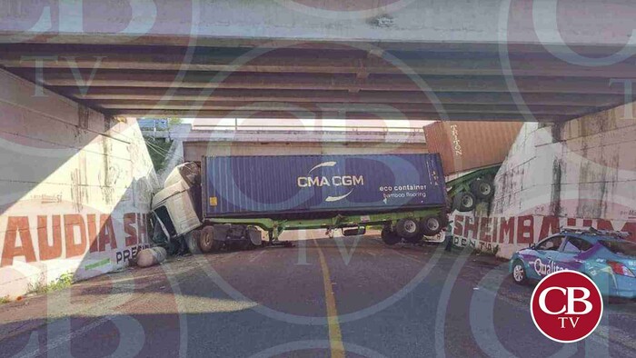 Tráiler cae de un puente en la de Occidente y chofer vive de milagro