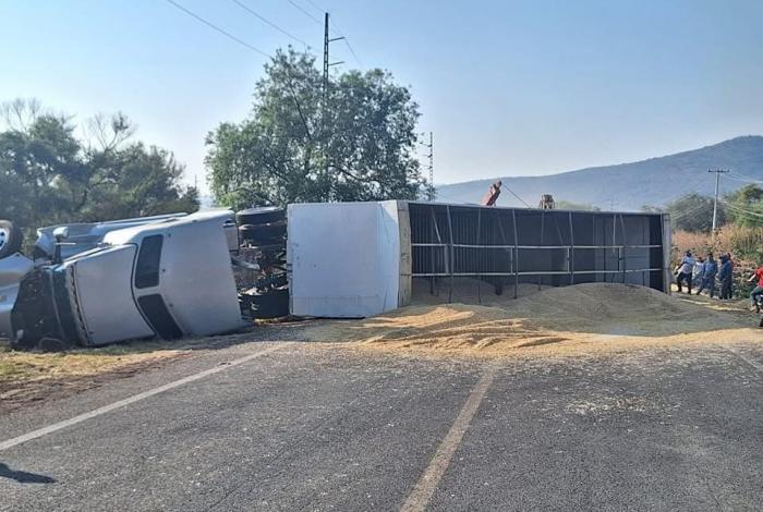 Tráiler cargado con aserrín se vuelca y bloquea completamente la carretera Puruándiro-Villachuato