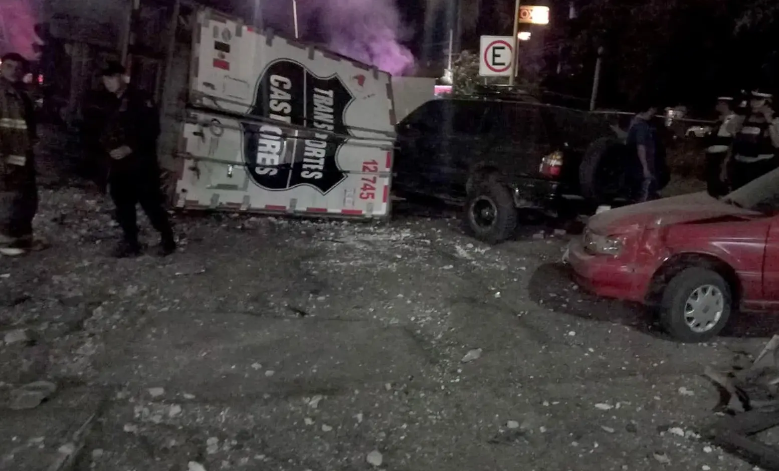 Tráiler choca y se incendia en caseta de cobro en Sinaloa; tres personas murieron