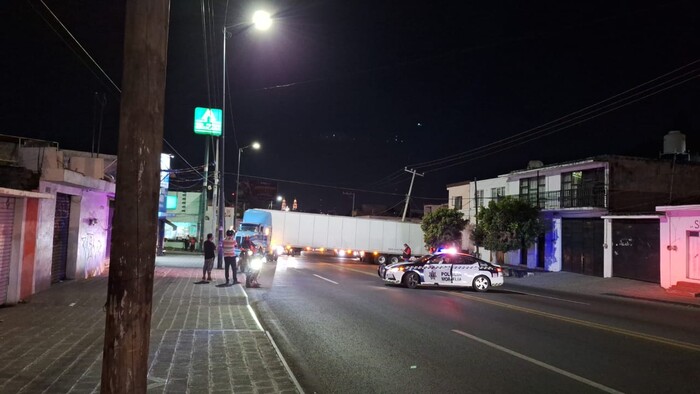 Tráiler colisiona contra poste cerca del templo de Santiaguito