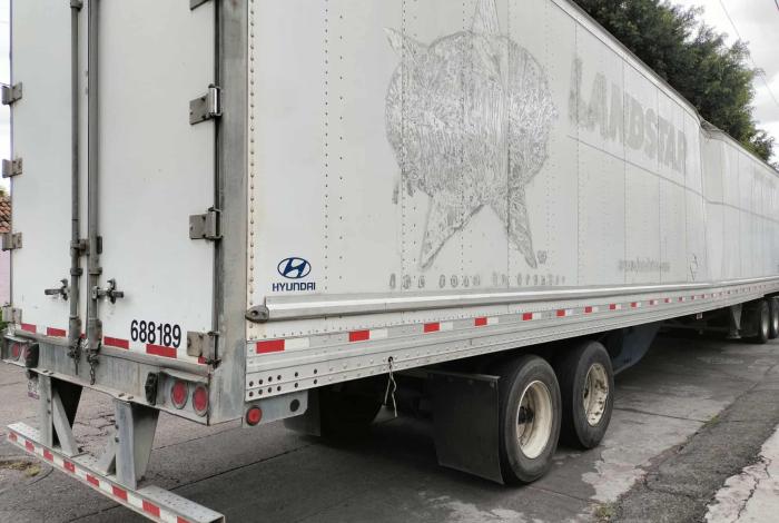 Tráiler destroza dos postes y daña fachada de negocio, en la Avenida Periodismo