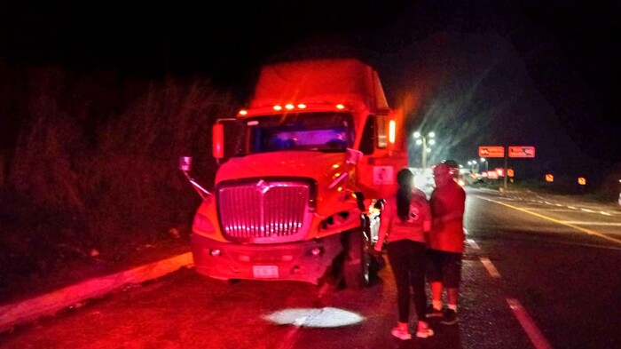 Tráiler embiste a semoviente en la Autopista Siglo XXI; conductor resulta herido