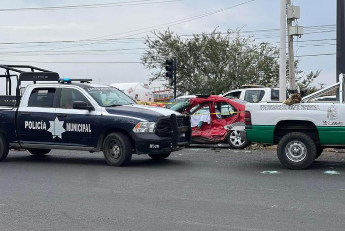 Tráiler embiste auto particular; hay una mujer muerta y un lesionado