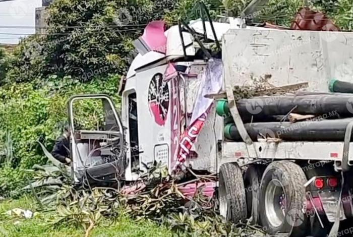 Tráiler fuera de control deja un mu3rt0 y varios her1d0s, en Zitácuaro