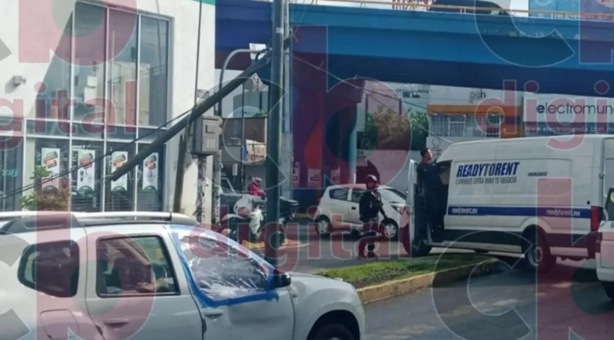 Trailer parte un poste en el cruce de Madero y Periodismo