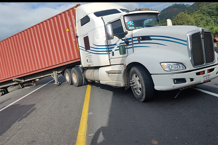 Tráiler queda atorado en la Siglo XXI, tramo Pátzcuaro-Uruapan; ya hay circulación por la zona