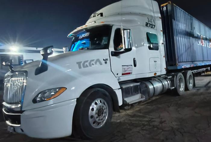Tráiler robado en el puerto de Lázaro Cárdenas es recuperado en Uruapan; los delincuentes logran huir