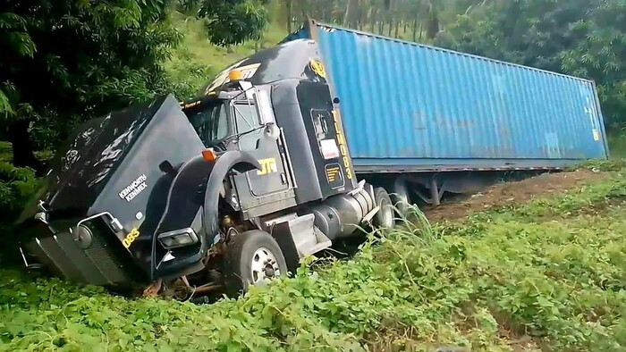 Tráiler se accidenta en la autopista Siglo XXI