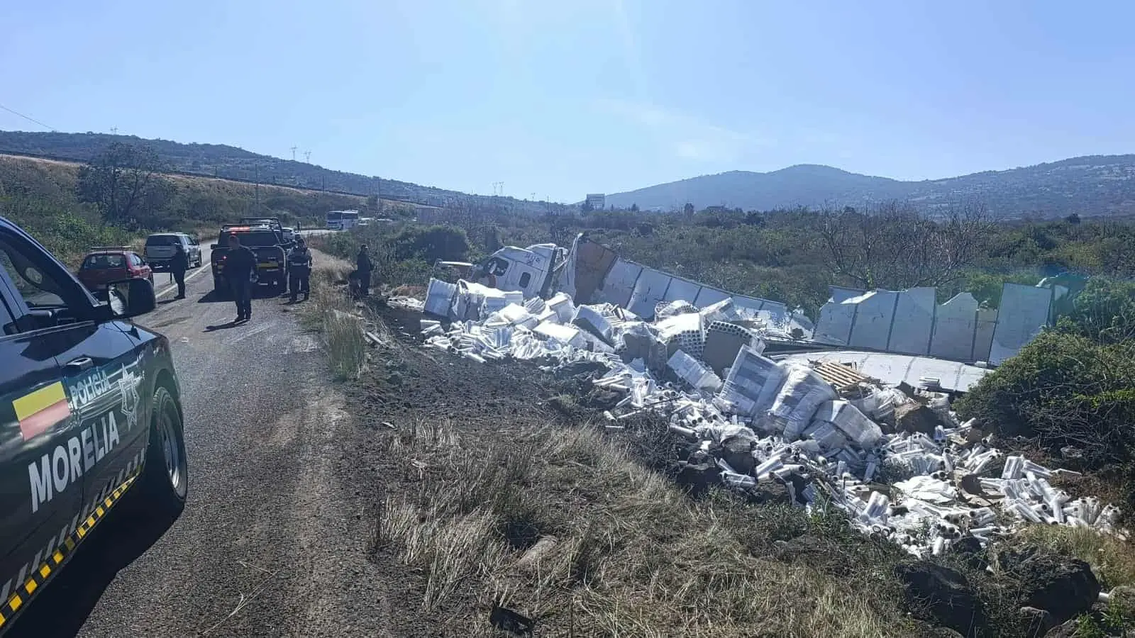 Tráiler se accidenta y termina volcado