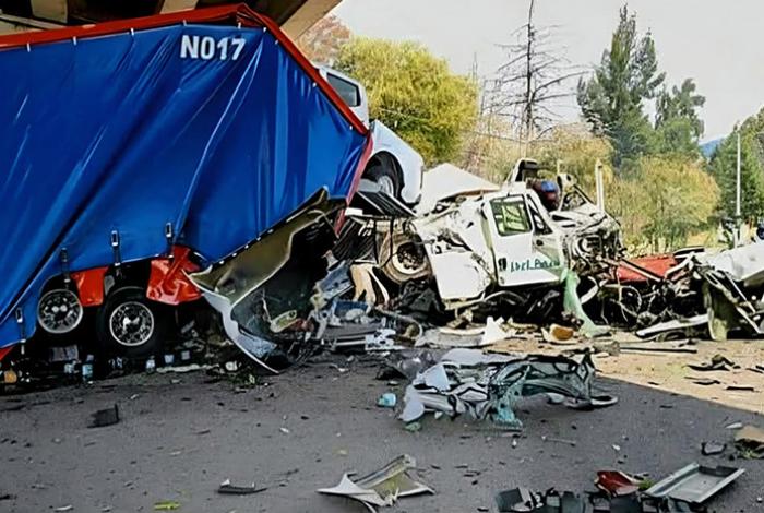 Tráiler se impacta contra tractocamión nodriza en la México-Guadalajara; hay un herido