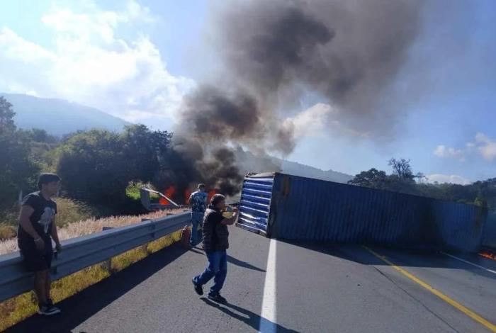 Tráiler se incendia tras aparatosa volcadura en la autopista Pátzcuaro–Copándaro,en Michoacán