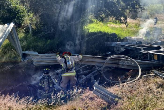 Tráiler se vuelca e inc3ndia en la Pátzcuaro-Copándaro