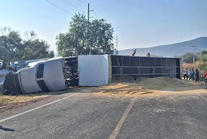 Tráiler se vuelca y bloquea la carretera Puruándiro-Villachuato