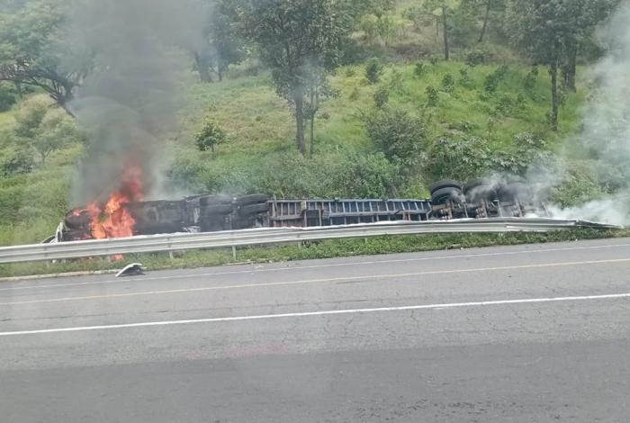Tráiler sufre volcadura y se incendia en la Siglo XXI; no se reportan víctimas mortales