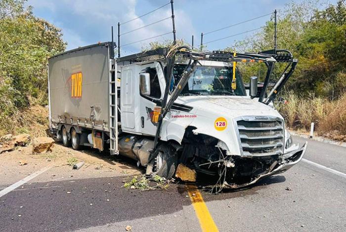 Tráiler tipo “madrina” sale de la carretera en la Siglo XXI; hay un lesionado leve