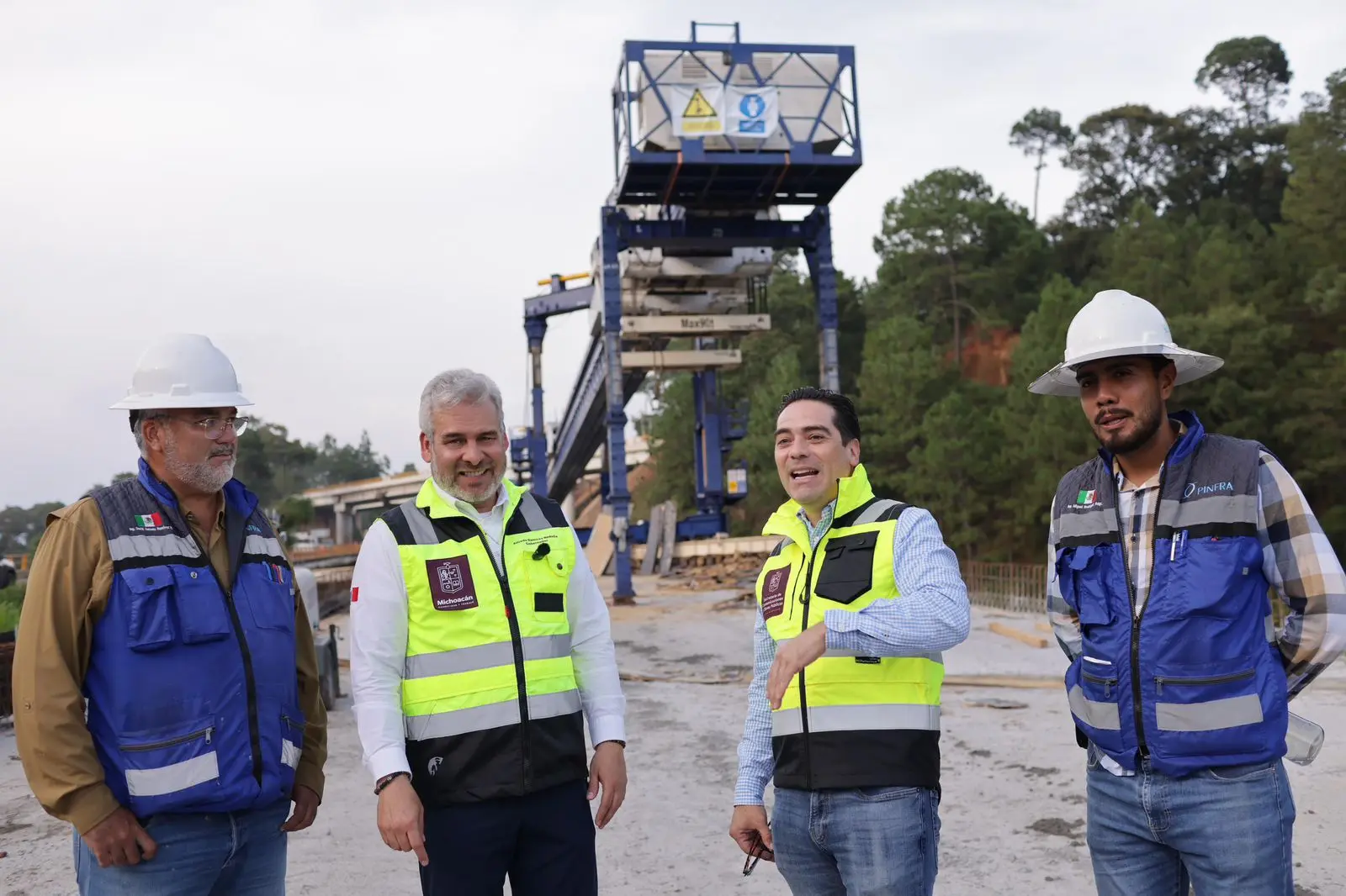 Tramo carretero Pátzcuaro-Uruapan abierto a 4 carriles, afirma Bedolla