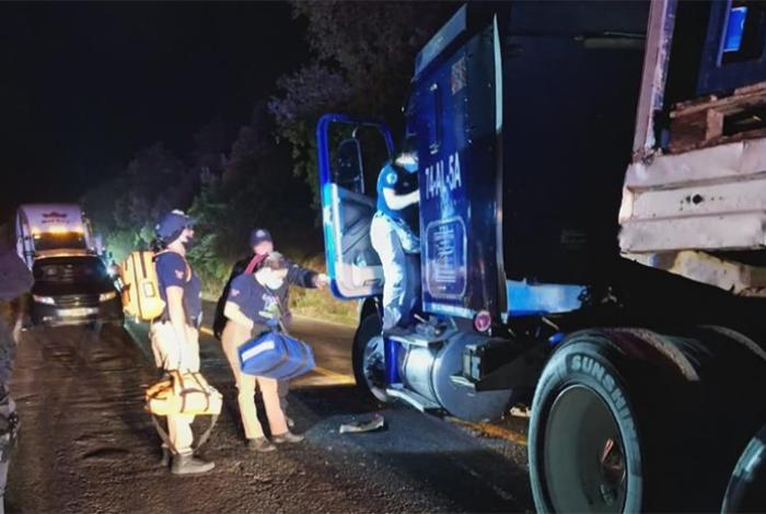 Transportista es asesinado en aparente intento de asalto, en la carretera Uruapan-Paracho