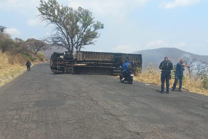 Transportista resulta herido tras volcar su camión en Tangamandapio