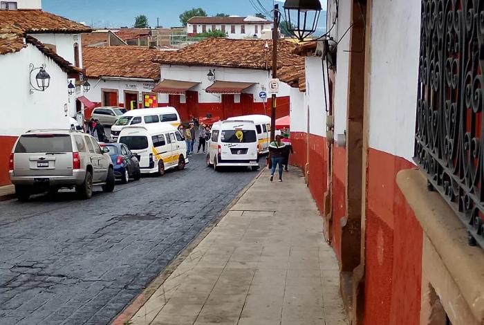 Transportistas bloquean accesos a Pátzcuaro para exigir la aparición de su compañero desaparecido