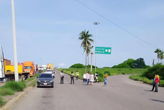 Transportistas bloquean el Puerto de Lázaro Cárdenas por demoras y abusos en la aduana