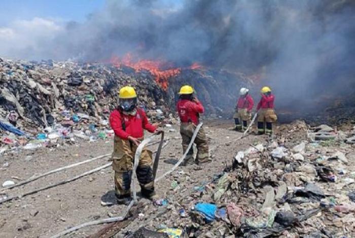 Tras 48 horas de arduo trabajo, bomberos controlan incendio en el basurero de Apatzingán