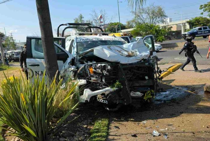 Tras choque con motocicleta, auto termina en el techo de una vivienda en Zitácuaro