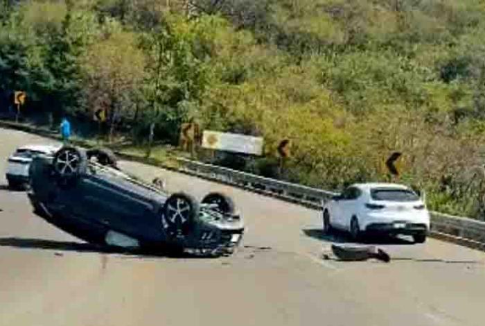 Tras choque entre dos carros en zona de Tres Marías, uno termina volcado, en Morelia