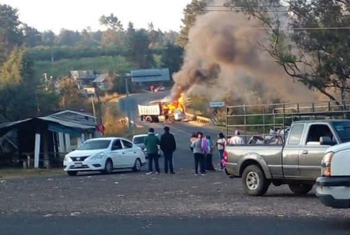 Tras enfrentamiento delincuentes queman camión volteo en El Ajuno y realizan una serie de bloqueos carreteros