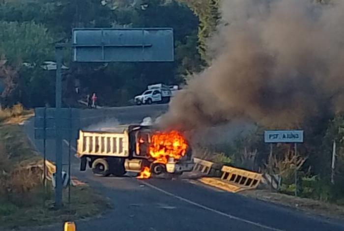 Tras enfrentamiento delincuentes queman camión volteo en El Ajuno y realizan una serie de bloqueos carreteros