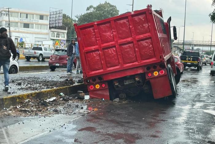 Tras fuerte lluvia camión cae a socavón en Morelia