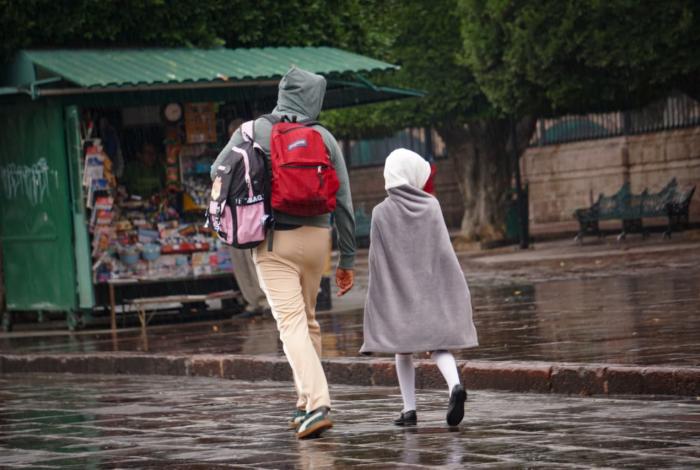 Tras lluvias, este lunes vuelven a clases estudiantes de la Sierra-Costa de Michoacán
