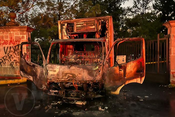 Tras mesa de diálogo y acuerdos, comuneros de Arantepacua queman vehículos en Casa Michoacán