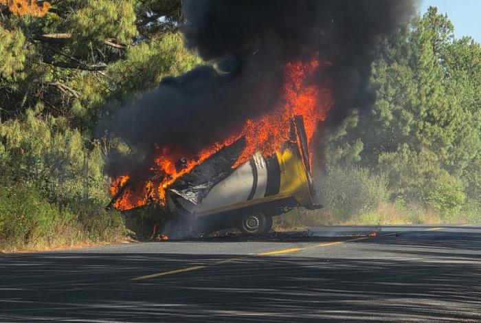 Tras mu3rt3 de El Mencho, van 25 bloqueos carreteros con quema de vehículos en Michoacán