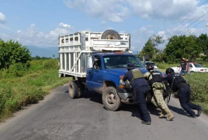 Tras persecución de vehículo con gente armada, criminales generan bloqueos en Buenavista