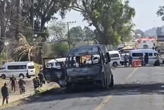 Tras quema de combi, transportistas exigen seguridad y bloquean la Tarímbaro-Álvaro Obregón