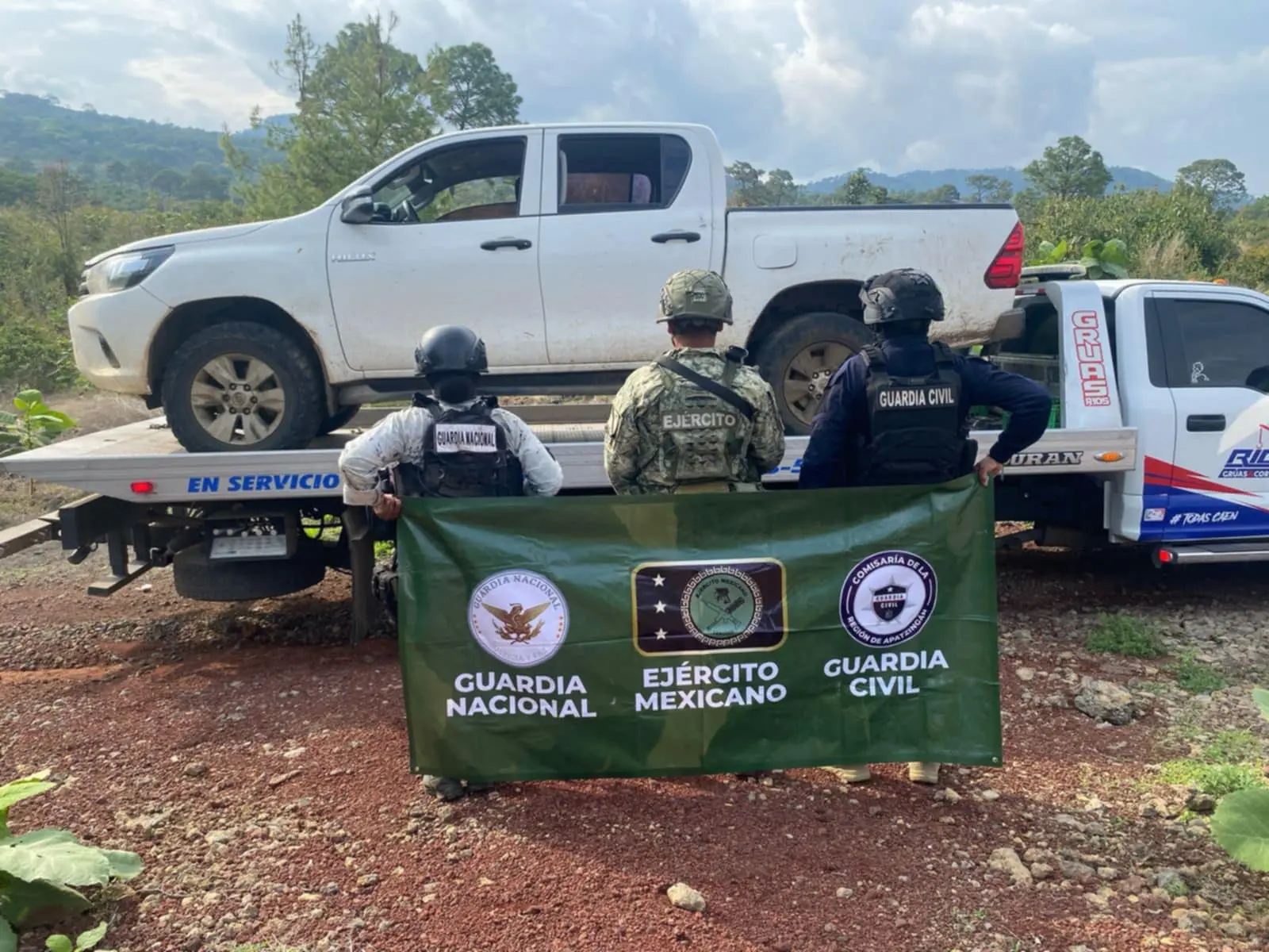 Tras repeler agresión en Parácuaro, SSP y Defensa aseguran camionetas robadas y municiones