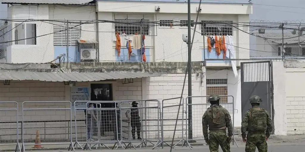 Tras una explosión mueren 13 presos en cárcel de Ecuador