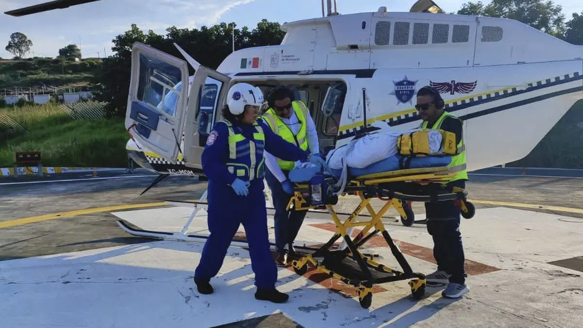 Trasladan en helicóptero a un paciente grave desde Apatzingán hasta Morelia