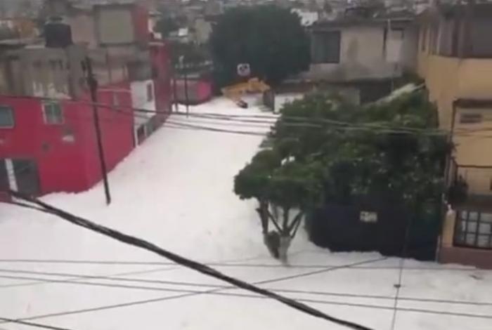 Tremenda granizada la tarde de este domingo en San Rafael Chamapa, Naucalpan.